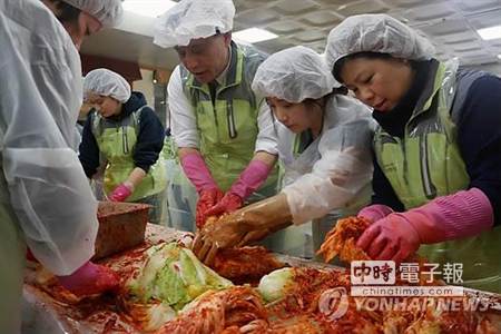 韩国民众抢购泡菜 韩国民众抢购泡菜